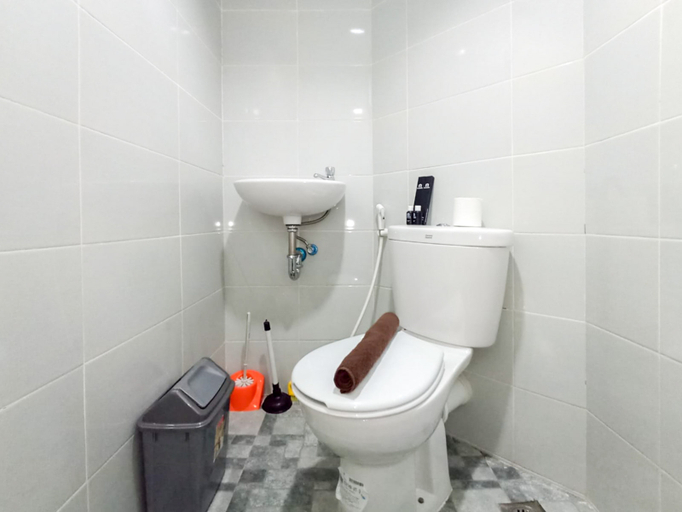 Bathroom 5, Best Deal and Homey Studio Apartment Amartha View By Travelio, Semarang