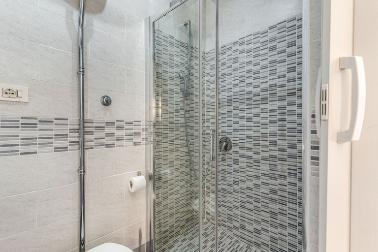 Bathroom 5, Hotel Family House, Roma