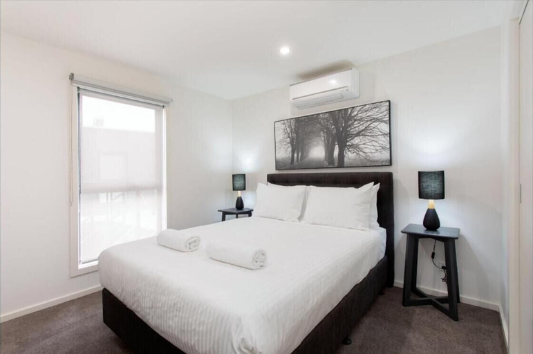 Bedroom 2, Captains Cove Luxury Apartments - 1st Floor Spa Deluxe, E. Gippsland - Bairnsdale