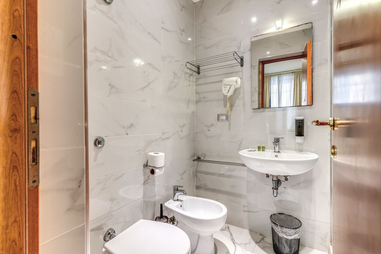Bathroom 5, Hotel Family House, Rome