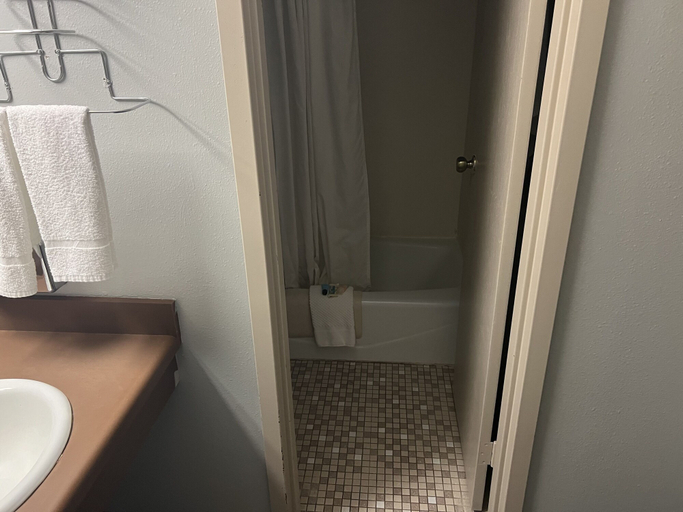 Bathroom 5, The Ridge Hotel Portage, Columbia