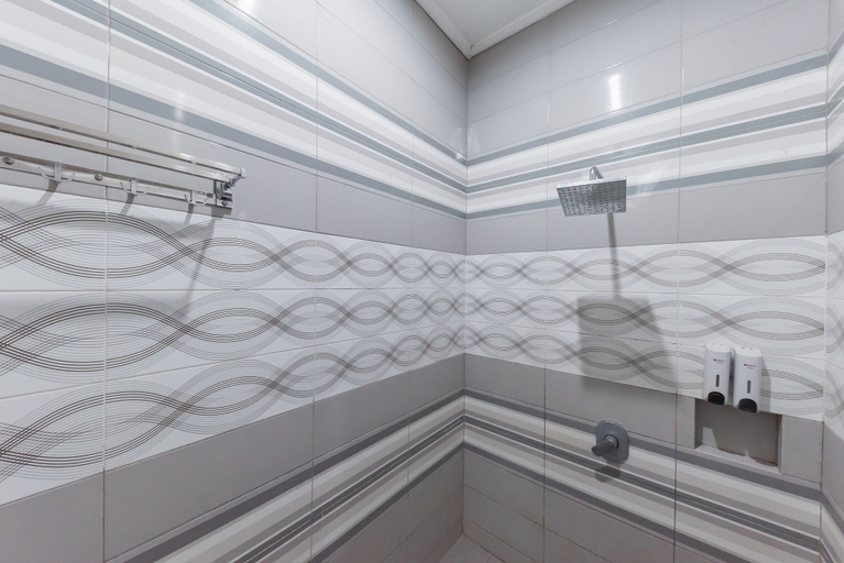 Bathroom 5, RedDoorz Resort Premium @ Sangkan Hurip Kuningan, Kuningan