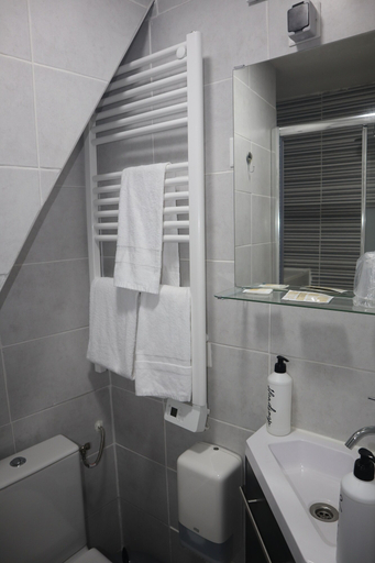 Bathroom 3, Hotel Le Bellerive, Haute-Vienne