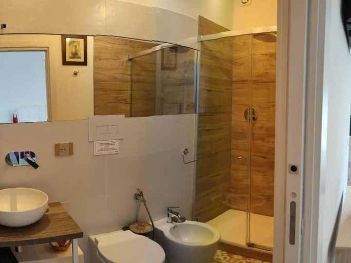 Bathroom 3, Edahouse, Salerno