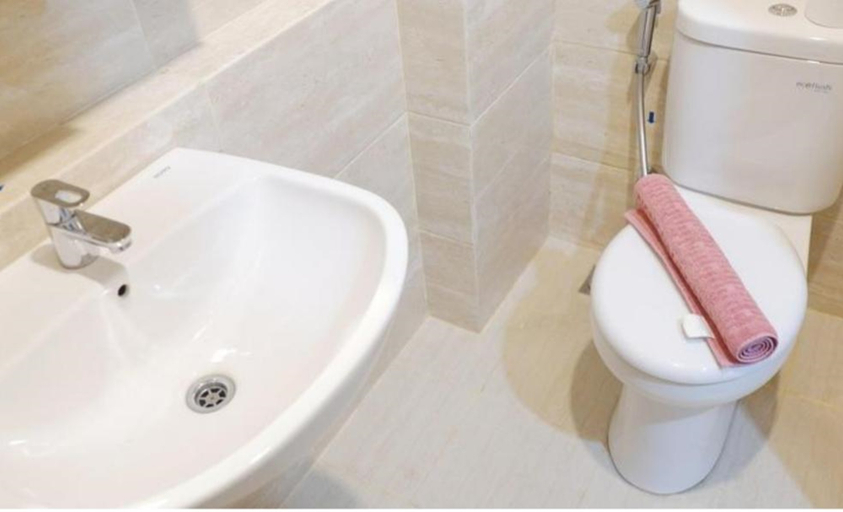 Bathroom, Apartemen Springwood Residence near Binus Alam Sutera, Tangerang