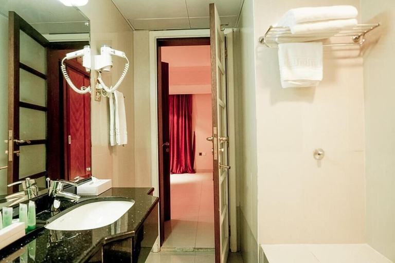 Bathroom 4, Larosa Hotel, Bausher