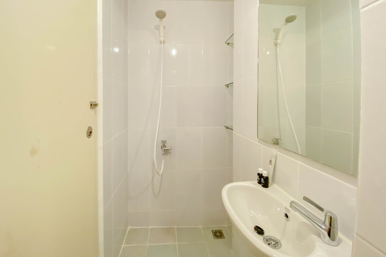Bathroom 5, Relaxing and Nice Studio at Tokyo Riverside PIK 2 Apartment By Travelio, Tangerang