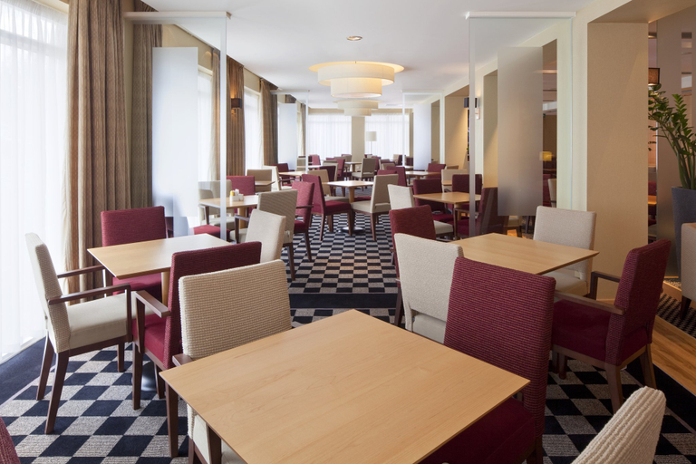 Food & Drinks 5, Holiday Inn Express SOUTHAMPTON M27, JCT.7 by IHG, Hampshire