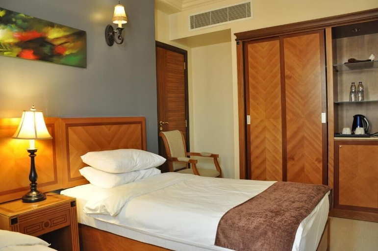 Bedroom 3, Larosa Hotel, Bausher