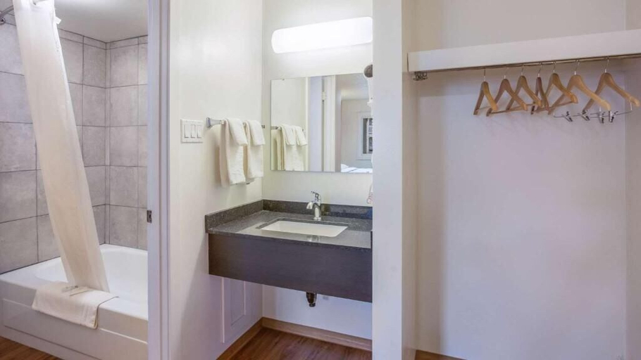 Bathroom 4, Motel Bo (Camrose), Division No. 10