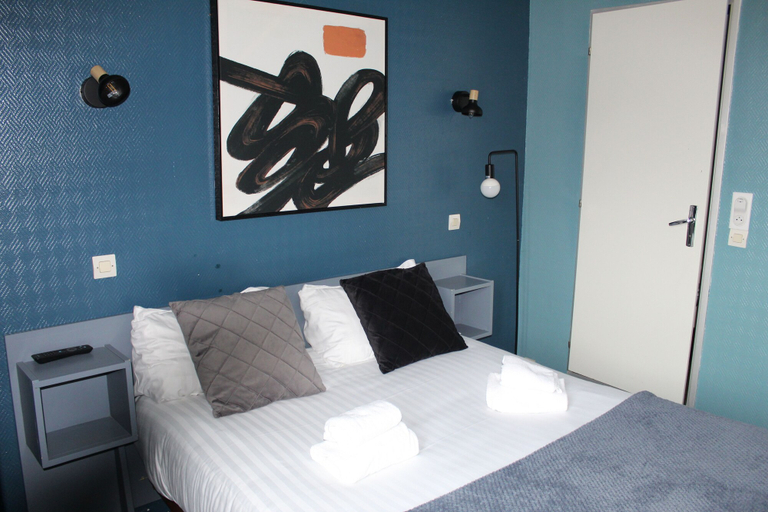 Bedroom 4, Hôtel des Pins, Manche