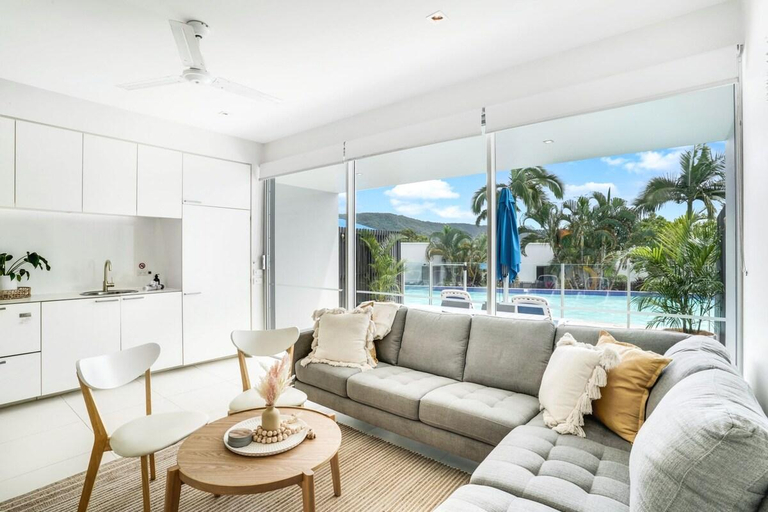 3, La Dolce Vita - Poolside Glamour, Douglas