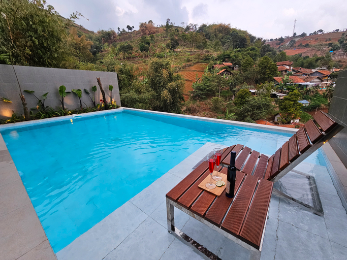 Sport & Beauty 5, Villa Amethyst R-08 Dago Bandung 6 BR with Heated Pool, Bandung