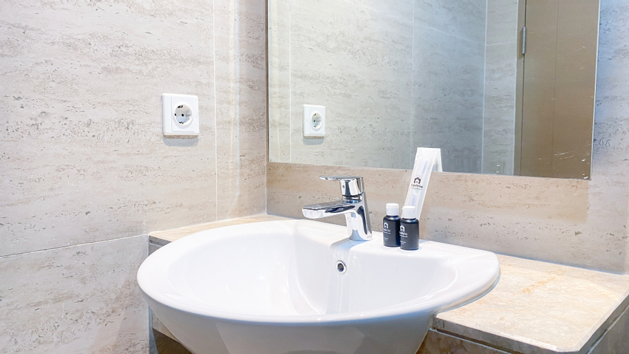 Bathroom 5, Nice and Warm 1BR at Gold Coast Apartment By Travelio, North Jakarta