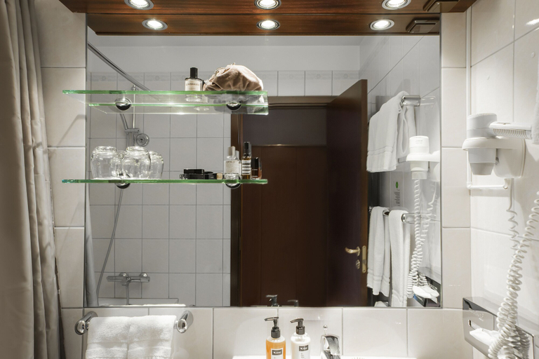 Bathroom 3, Hotel Holt - The Art Hotel, Reykjavík
