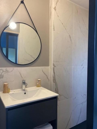Bathroom 4, Hôtel des Pins, Manche