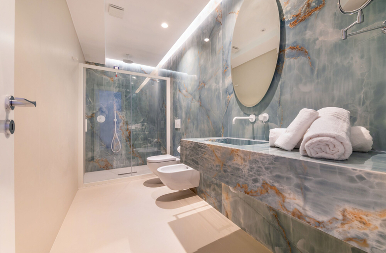 Bathroom 5, Palazzo Martinelli, Napoli