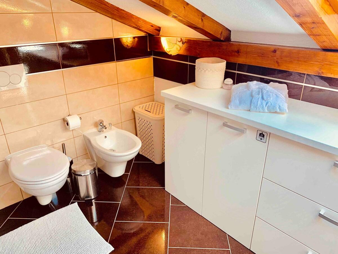 Bathroom 2, Seamans Apartment, Kraljevica