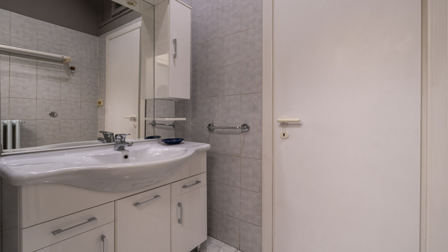 Bathroom 3, Castiglione 49, Bologna