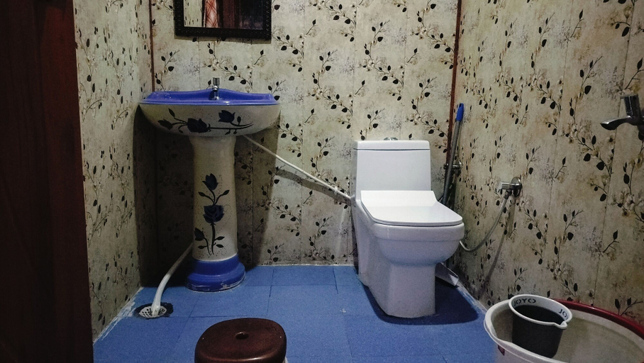 Bathroom 2, Hotel Nirbana Heights, Kangra