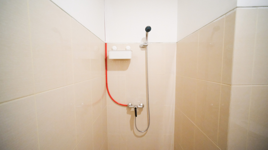 Bathroom 5, Wonderful 2BR Combine at Bale Hinggil Apartment By Travelio, Surabaya
