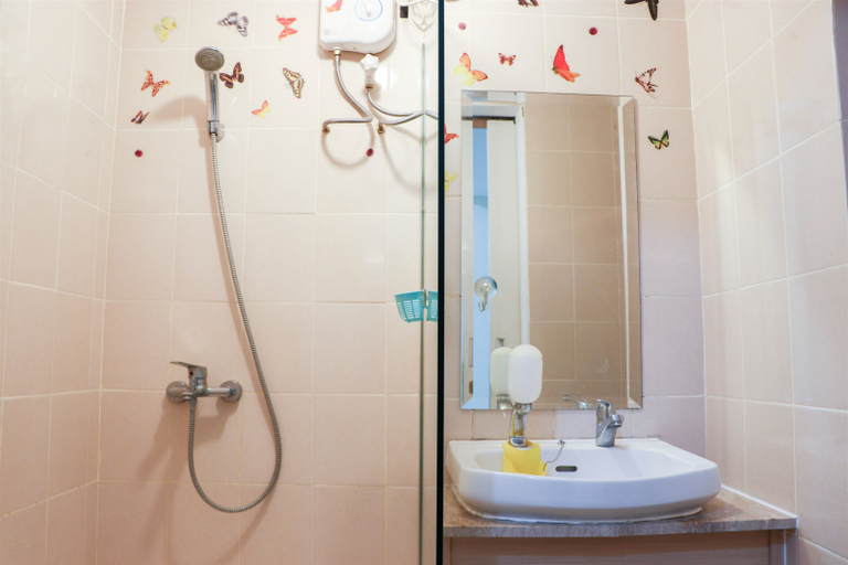 Bathroom 5, Minimalist 1BR Apartment Parahyangan Residence By Travelio, Bandung