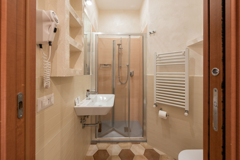Bathroom 5, Top Floor Colosseo, Rome