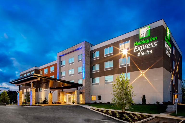 Exterior & Views 3, Holiday Inn Express & Suites MADISON by IHG, Lake