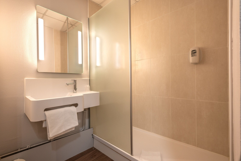 Bathroom 3, B&B HOTEL Quimper Sud, Finistère