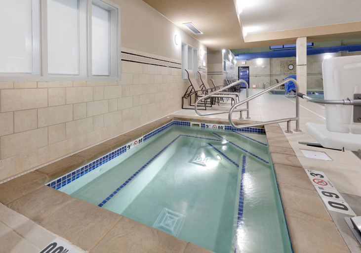 Sport & Beauty 2, Holiday Inn Express & Suites MITCHELL, Davison