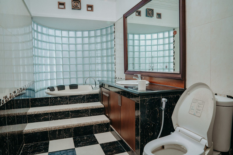 Bathroom 5, Happy Mansion, Bandung