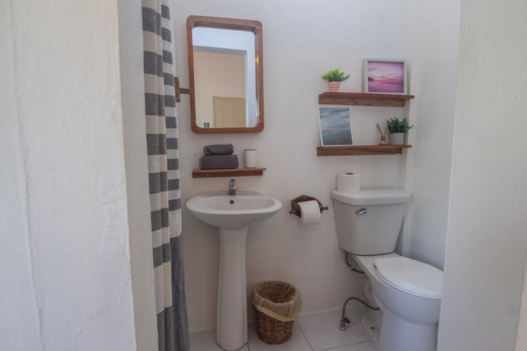 Bathroom 4, Hostal La Canasta, Chiltiupán
