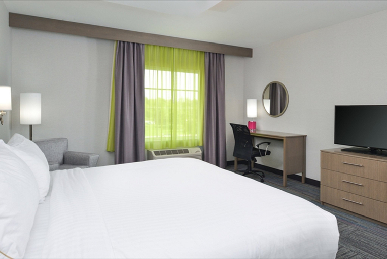 Bedroom 4, Holiday Inn Express & Suites SHIPPENSBURG, Cumberland