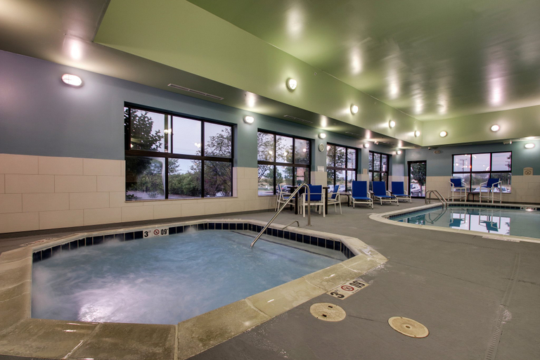 Sport & Beauty 2, Holiday Inn Express & Suites MORRIS, Grundy