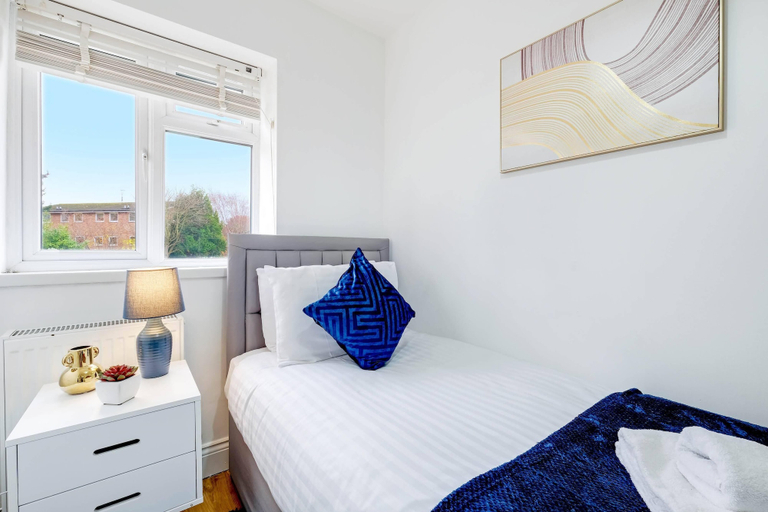 Bedroom 2, 3 Bedroom House with Parking in Windsor, Windsor and Maidenhead