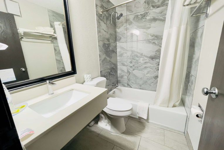 Bathroom 4, Super 8 by Wyndham Shakopee, Scott