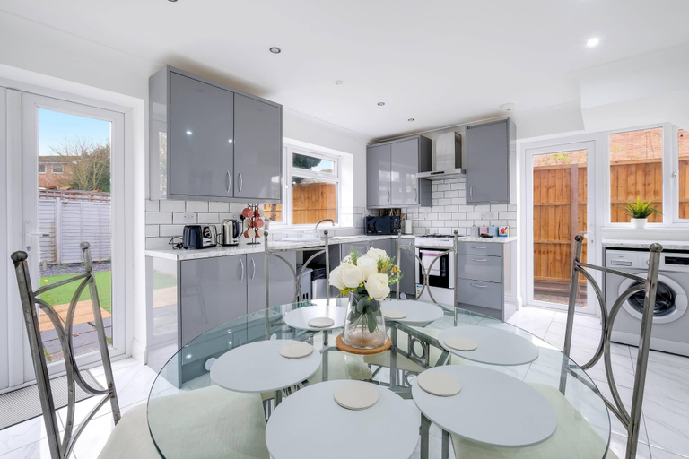 Others 4, 3 Bedroom House with Parking in Windsor, Windsor and Maidenhead