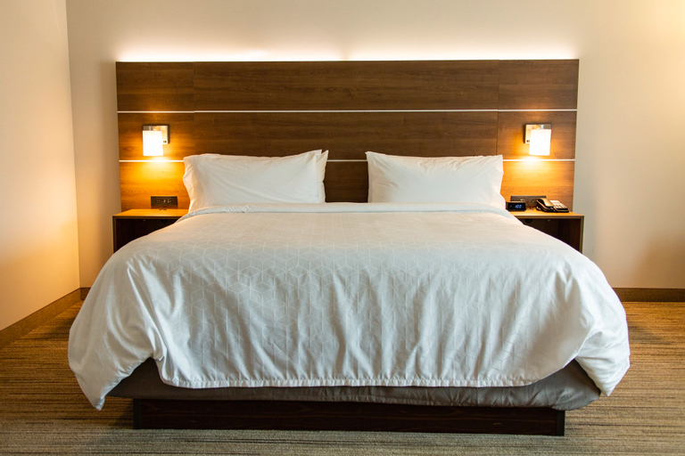 Holiday Inn Express & Suites MACON NORTH - Tap to explore photos