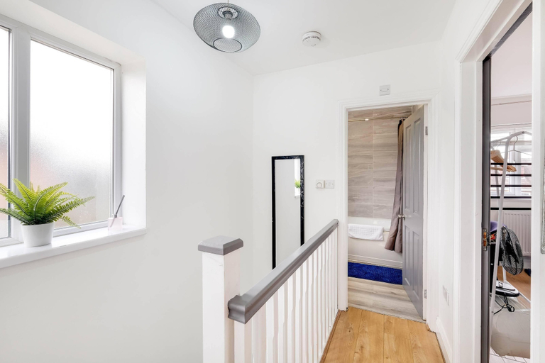 Others 5, 3 Bedroom House with Parking in Windsor, Windsor and Maidenhead