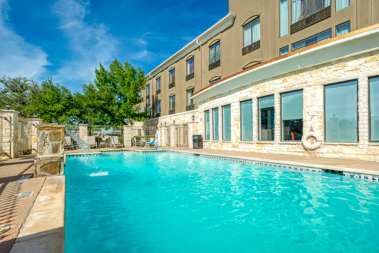 Sport & Beauty 2, Holiday Inn Express & Suites BEEVILLE, Bee