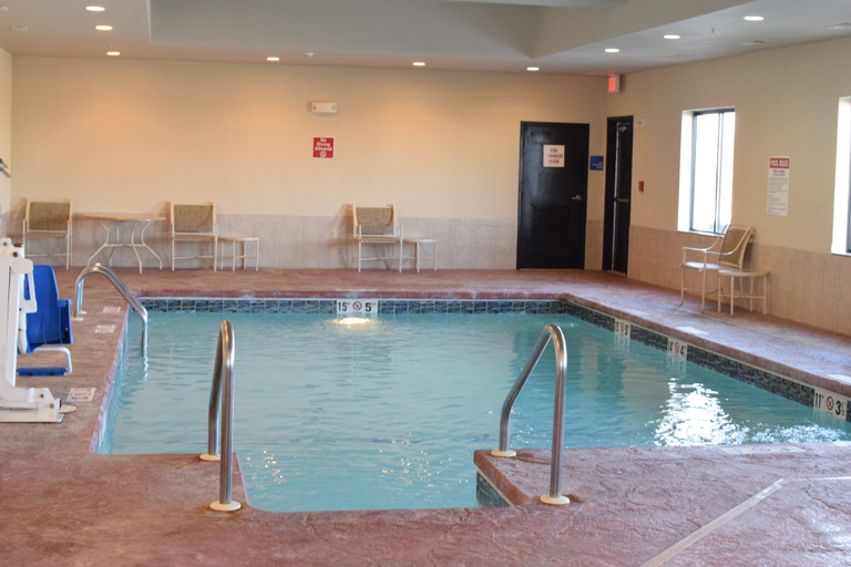 Sport & Beauty 3, Holiday Inn Express & Suites PRATT, Pratt