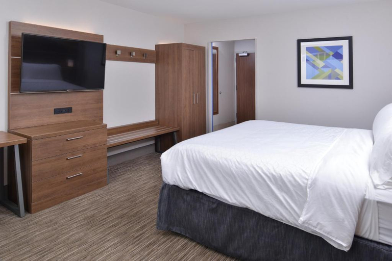 Bedroom 5, Holiday Inn Express & Suites MARSHALLTOWN, Marshall