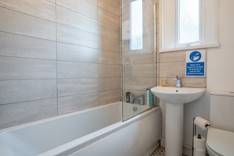 Bathroom 2, Phénix Central - Huge 3 Bed Apt., Cardiff
