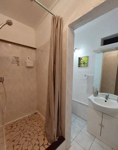 Bathroom 4, logisrev, Sainte-Anne