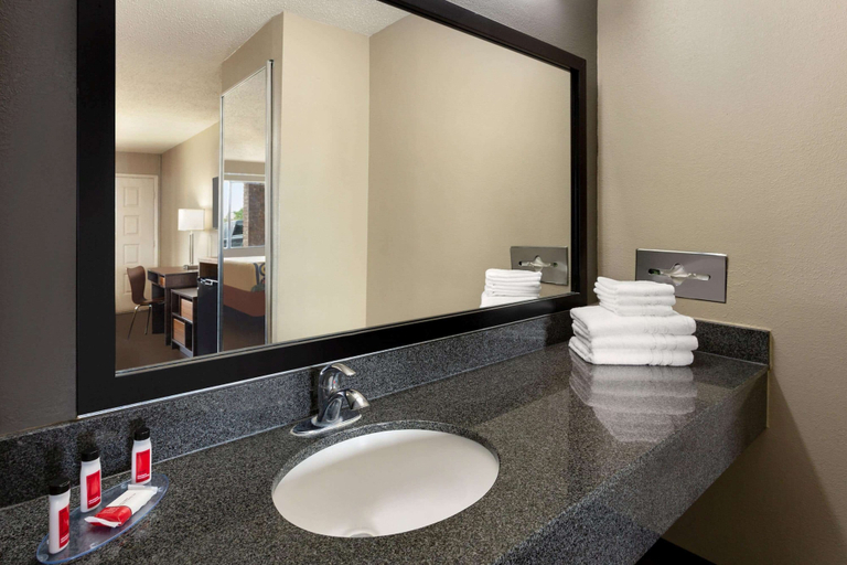 Bathroom 5, Super 8 by Wyndham Universal City, Bexar