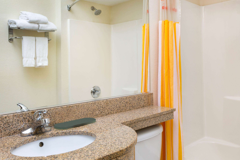 Bathroom 4, La Quinta Inn & Suites by Wyndham Tulare, Tulare