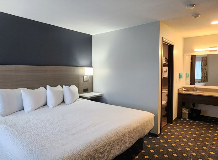 Bedroom 4, Days Inn by Wyndham Kelowna, Central Okanagan