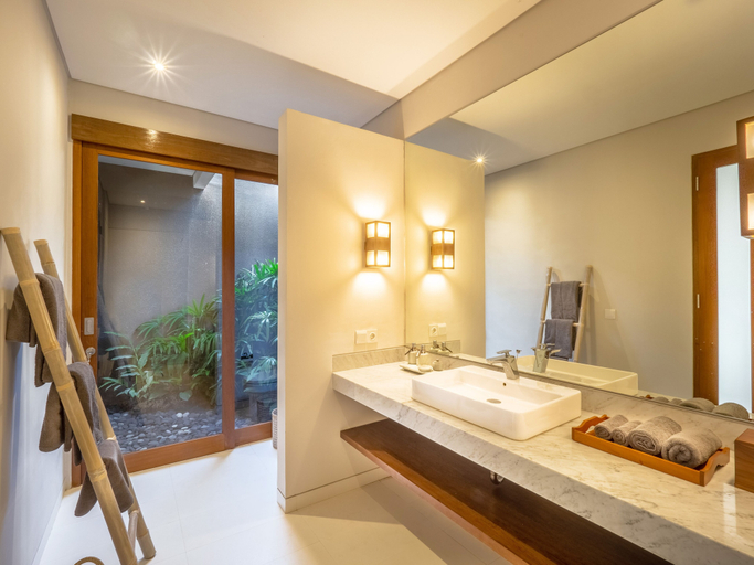 Bathroom 4, Bumbak Park Villa by Nakula, Badung