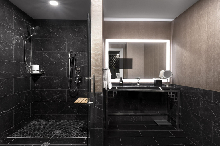 Bathroom 5, The Warrior Hotel, Autograph Collection, Woodbury