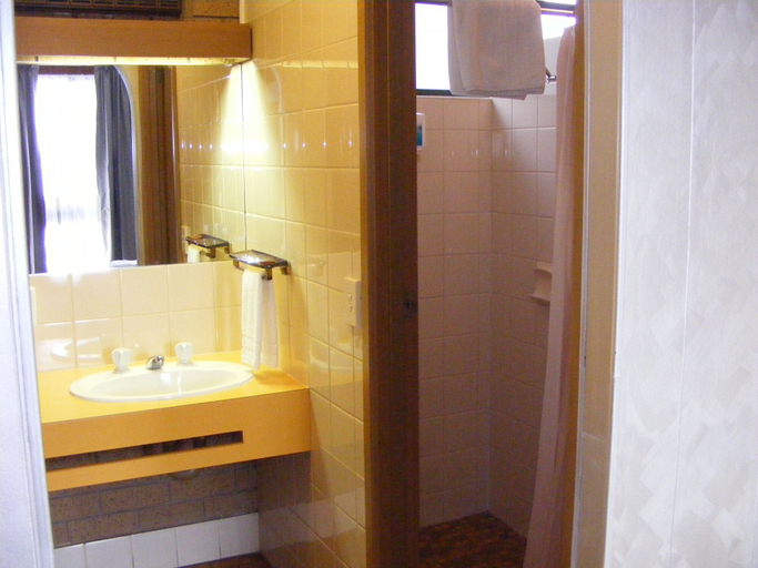 Bathroom 3, Eaglehawk Motel, Gr. Bendigo - Eaglehawk
